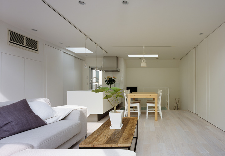 トップライトからの光が、キッチンとダイニングを優しく明るく照らし、部屋の隅々まで行き届く