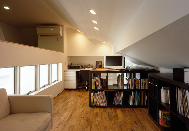 屋根の傾斜を利用して、造形的に仕上げた書斎の天井
