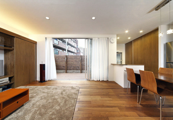 ワンルーム型にまとめたLDKに、より開放感をもたらす大きめのテラス