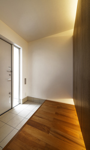 正面にシューズボックスのある、横に長い玄関ホール