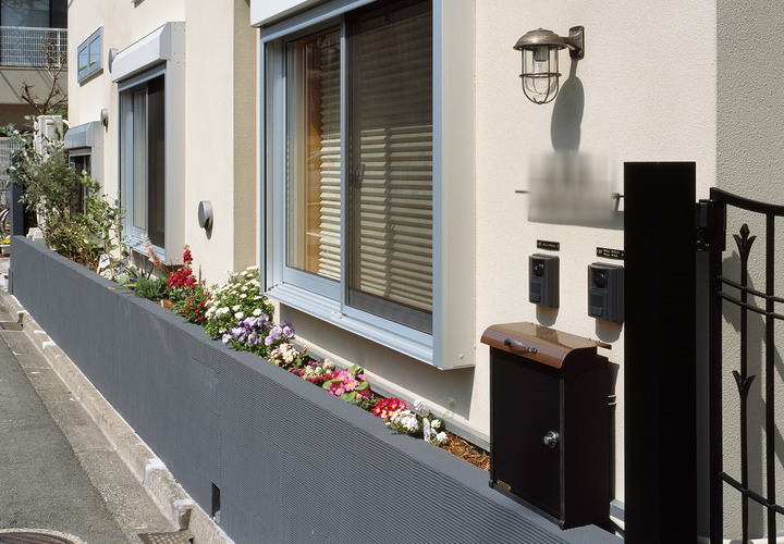 外塀＋外壁＋花壇をミックスさせた、工夫ある狭小住宅の外観