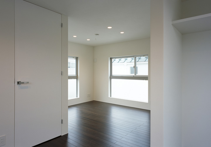 下部分をフロストタイプにして、視線を遮りつつ光を取り入れた大開口の窓