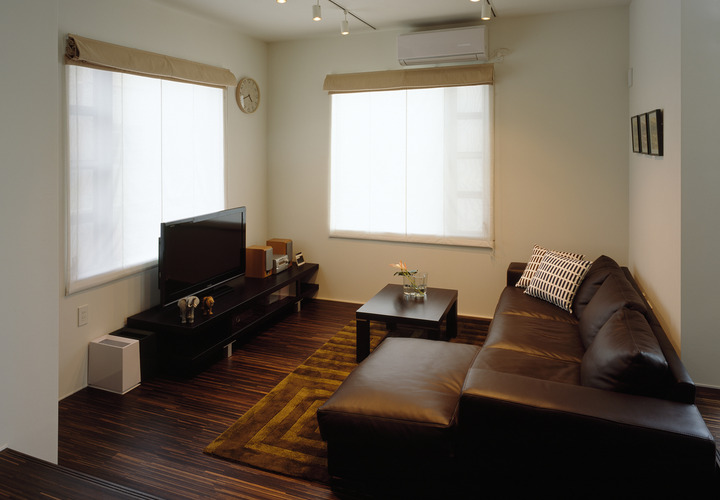 焦げ茶と白に色合いを絞った、洗練されたリビング