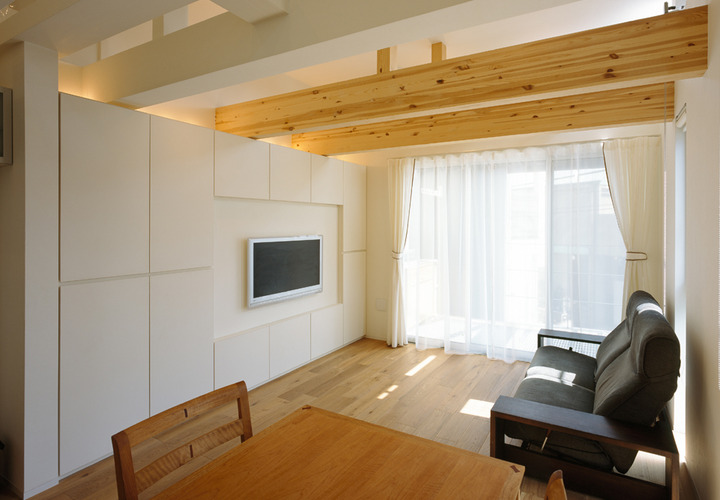 収納場所を面で作り、ゴチャゴチャしがちなＴＶ周りをすっきりとさせたリビング