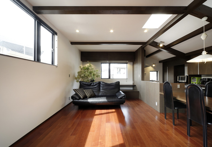 天窓を作り、明るい光が１日中おちてくる気持ちのいいLDK