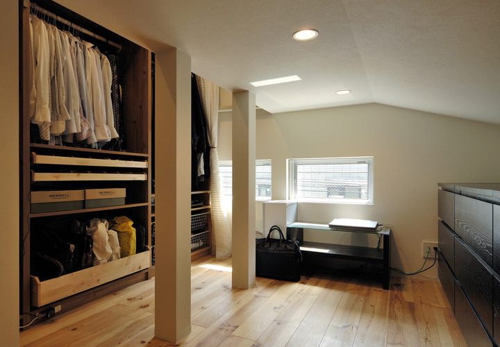 ロフトの傾斜をうまく活かした、収納力のあるクローゼットスペース