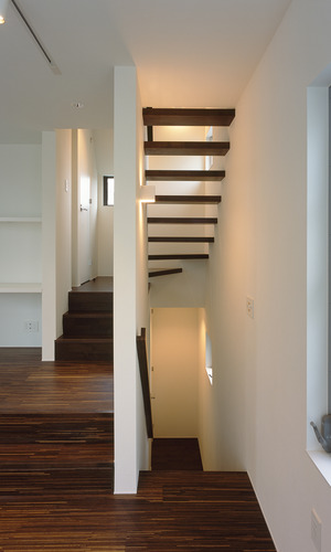 フローリングから軽やかに出てききたような、上フロアに導く階段