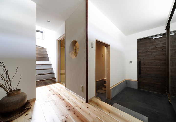 玄関からそのまま茶室に行ける、静が融合した明るく落ち着いた玄関ホール