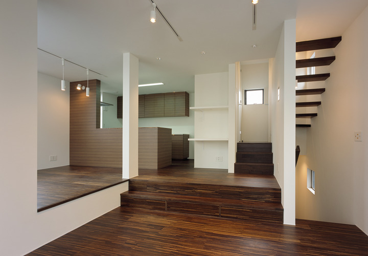 低めのスキップフロアを設け、面積以上の空間を意識したＬＤＫ