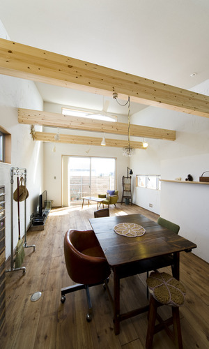 塗壁とアンティーク風のフローリングが、厳選された家具小物とマッチしたＬＤＫ