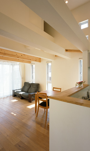 梁をデザインの一つとして天井部分を吹き抜けにし、空間を有意義に使ったＬＤＫ