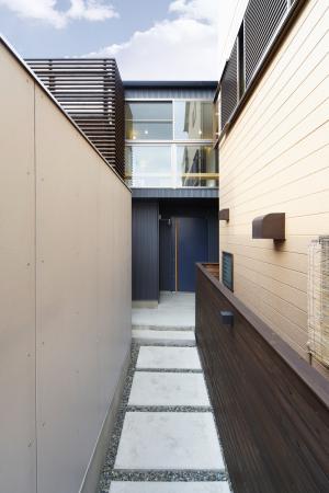 やさしく包み込む家