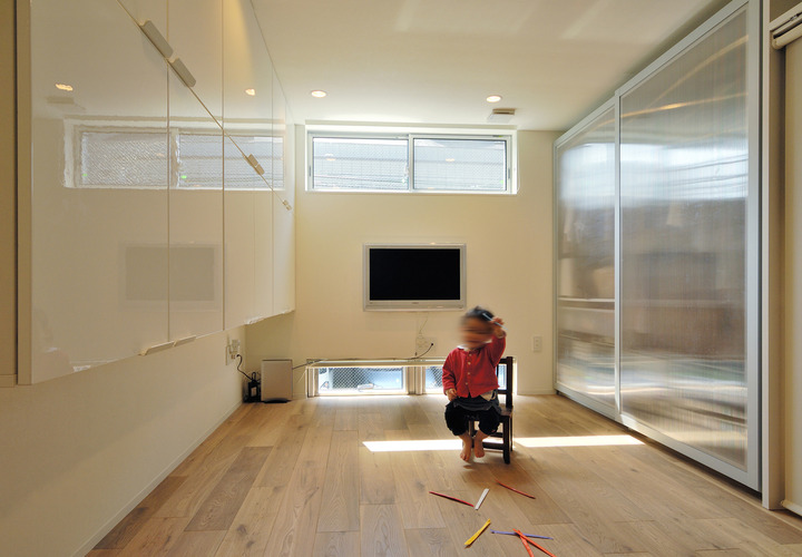 ポリカーボネートを引き戸に使用し、収納物をぼんやりと隠した気持ちのよい子供部屋