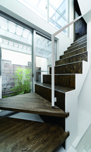 板目の風合いを活かした木塗りが、和モダンのテイストによく似合う階段＆中庭