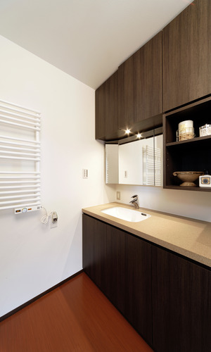 キッチン壁面のような壁面収納場所を多く作った、タオルウォーマー付洗面所