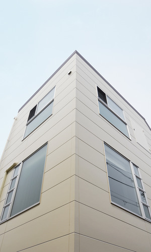 窓枠の中にさらに窓枠のある、シンプルに見えつつも動きのある外観