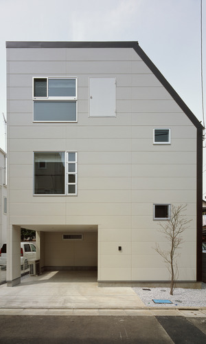 斜線制限の計算から編み出された傾斜が、デザインのひとつに感じる外観