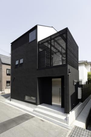 黒を帯びる家