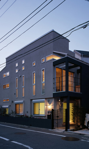 小さめの窓がたくさんある外観は、建物自体が照明器具のような佇まい