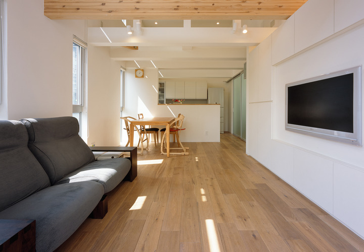 シンプルにまとめたＬＤＫに、トリップトラップチェアとニューバンビーニチェアが個性をプラス