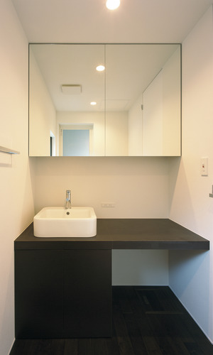 白黒でまとめた洗練された直線で統一された、センスのある洗面所