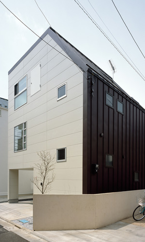 斜線制限を意匠として利用した、デザインバランスのよい外観