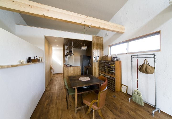 ビンテージ家具に合う、レトロな風合いを醸し出したダイニングキッチン