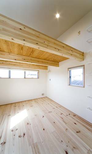 杉材の節を魅力の1つとした、肌さわりのよいロフト付子供部屋
