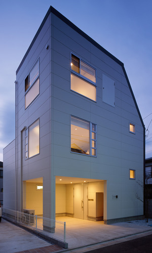 斜線制限と狭小敷地の条件をうまく利用した無駄のない外観