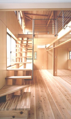 デスクルームと引き戸で仕切られる個室群