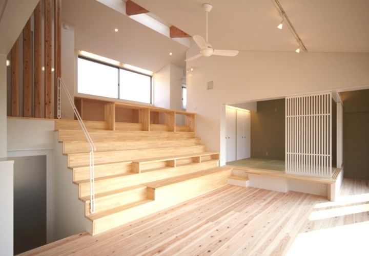 一部が段状のリビング