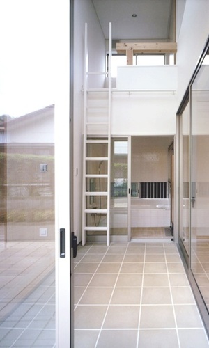 テラスからインナーバスコートを通し浴室へ