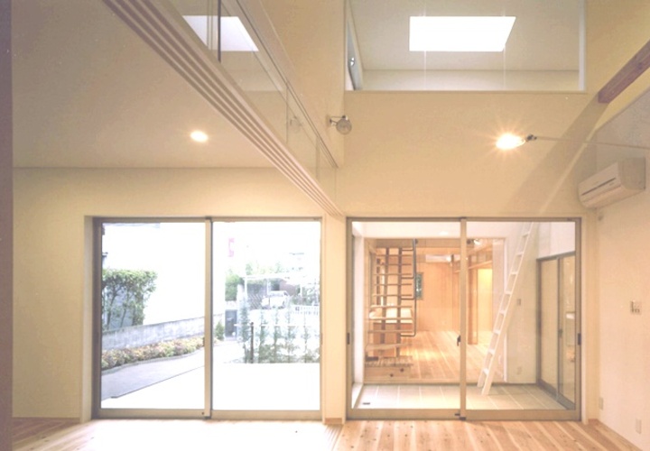 台所から居間・食堂を通し住まいの内外を見る