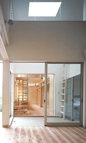 食堂からインナーバスコート越しにデスクスペースを見る