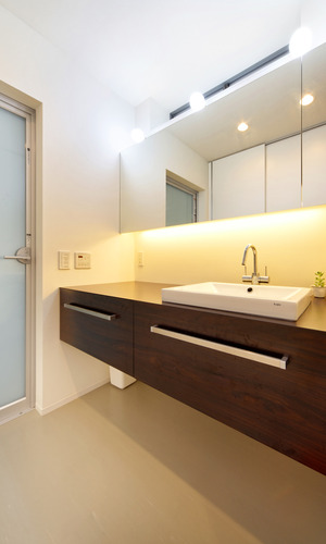 トップライトからの光と照明をうまく利用した、広く軽やかな洗面所