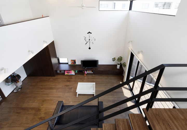 シーリングファンが、天井高のある吹き抜けに穏やかで優しい風を作るＬＤＫ