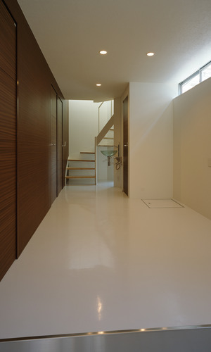 窓を上部部分のみ取付け、防犯を考慮した大きめの玄関ホール