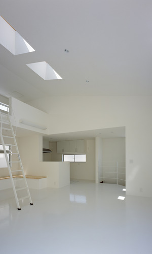 全てが白い空間に明るさに満ちた光が、窓から入り込むＬＤＫ