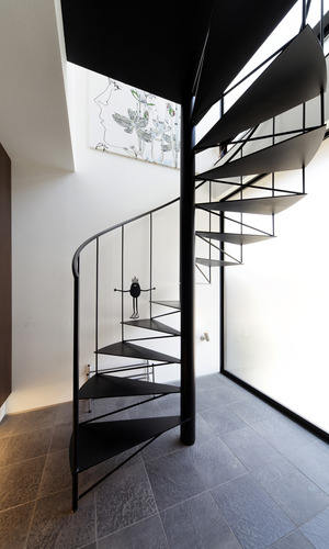 現代アートを扱う美術館のような、凛とした空気を漂わせる螺旋階段