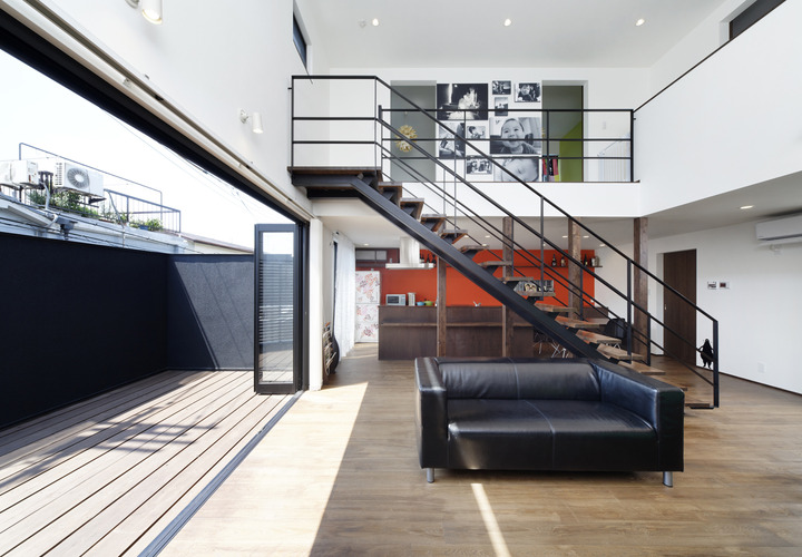 窓を開けると、高さのあるテラス壁までが部屋のように感じる、気持ちのよいリビング