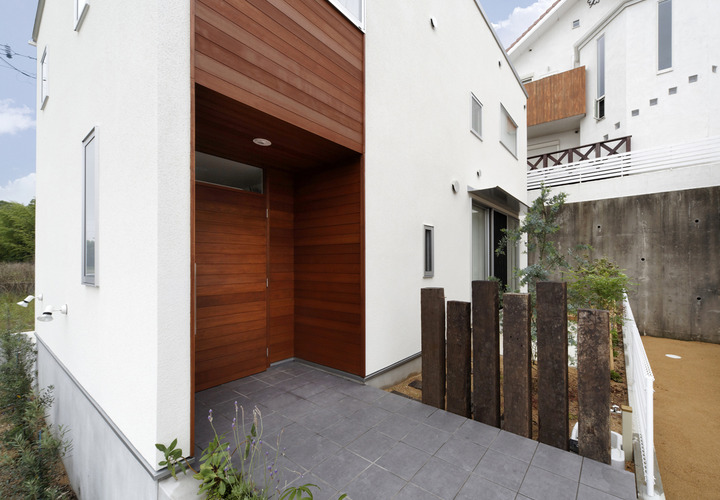 庭の目隠し代わりに、ランダムな高さで配置された枕木の塀