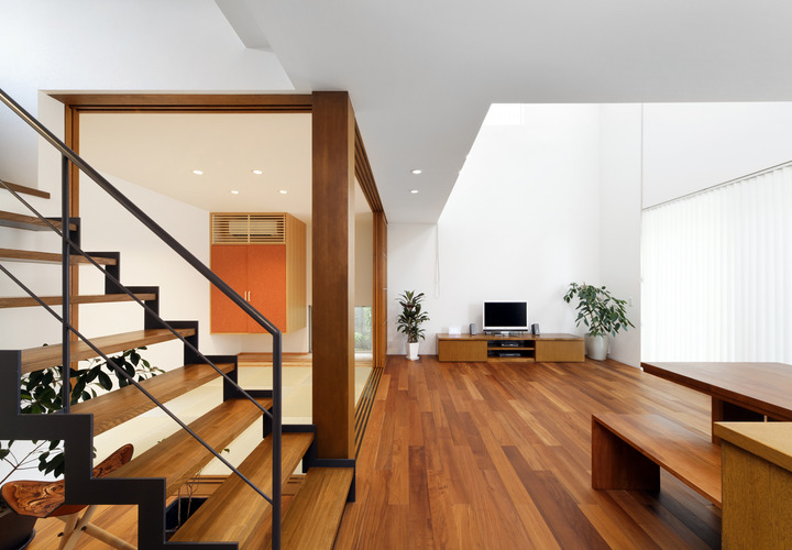 大開口の吹き抜けが、家中に明るさを提供するリビング