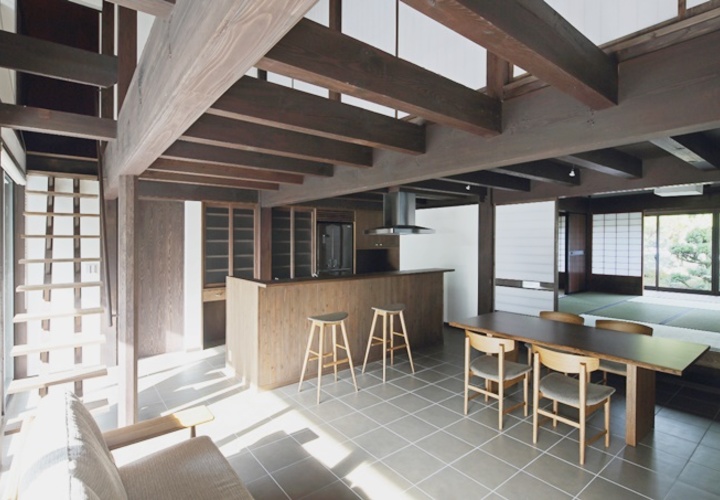 食堂台所から和室を通して北庭へ