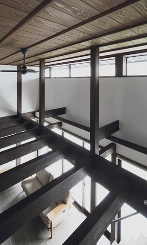 居間上部の吹抜