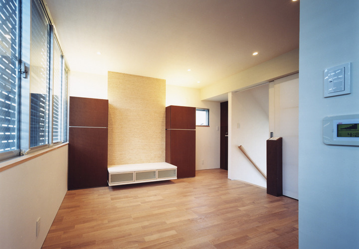 階段を上った先に見える、造作テレビボード周りが個性的なリビング