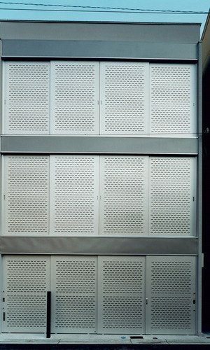 意匠性と防犯性を兼ね備えた、インパクトのあるアルミパンチング扉