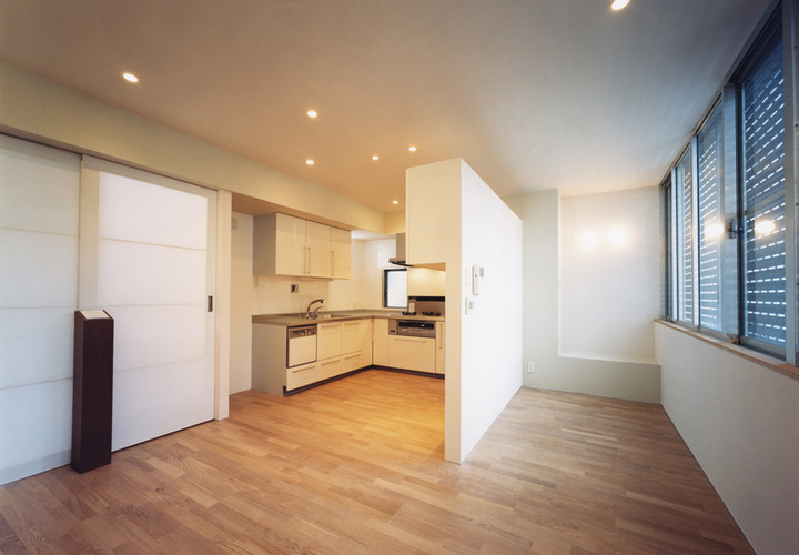 壁を作り、囲われた空間を作りつつも周りの動きも感じる、バランスよいキッチン