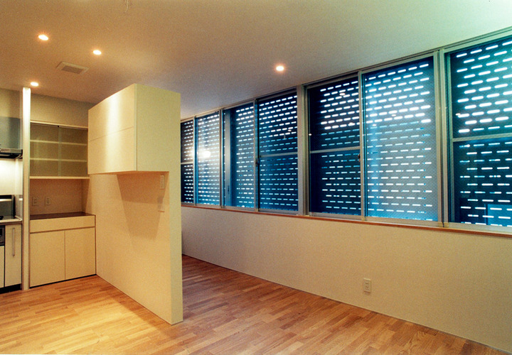 デザイン性と風を通す機能と両方を兼ね備えた、パンチングメタルの雨戸