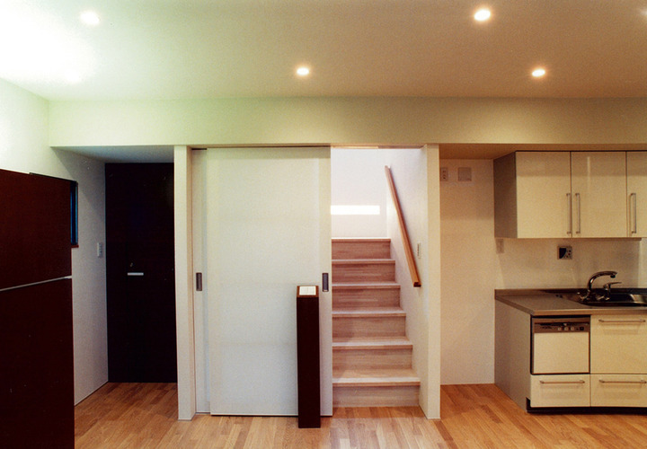 仕切り扉を設けることで、空気の流れを遮断できる階段