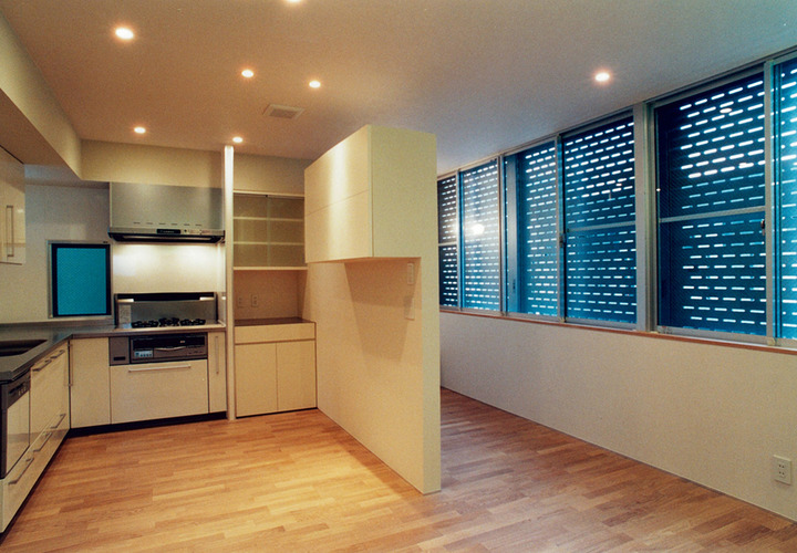 手持ちの家具の配置を考慮した、計算されつくしたキッチン